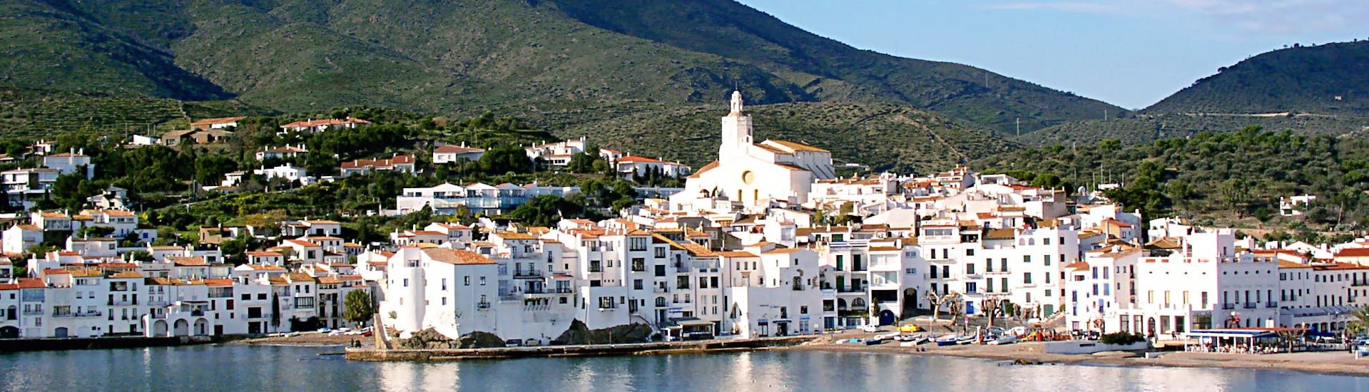Uitzicht op Cadaqués tijdens een boottocht naar Cadaqués en het natuurpark van Cap de Creus met Don Pancho.