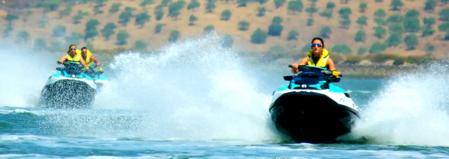 Dos participantes divirtiéndose sobre una moto de agua en las aguas cerca de la Isla Canela durante un safari de moto de agua con Jet Ski Dream Huelva.