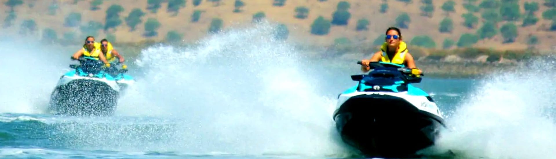 Zwei Teilnehmer haben Spaß auf einem Jetski bei Isla Canela während einer Jetski-Safari mit Jet Ski Dream Huelva.