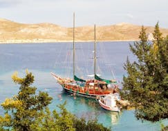 Blick auf das Boot der Drei-Insel Bootstour nach Kalymnos, Pserimos & Plati mit Mittagessen mit Nikitas Cruise Kos Island.