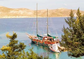 Blick auf das Boot der Drei-Insel Bootstour nach Kalymnos, Pserimos & Plati mit Mittagessen mit Nikitas Cruise Kos Island.