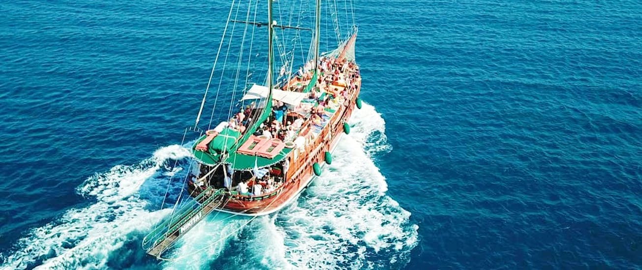 Personen während der Drei-Insel Bootstour nach Kalymnos, Pserimos & Plati mit Mittagessen.