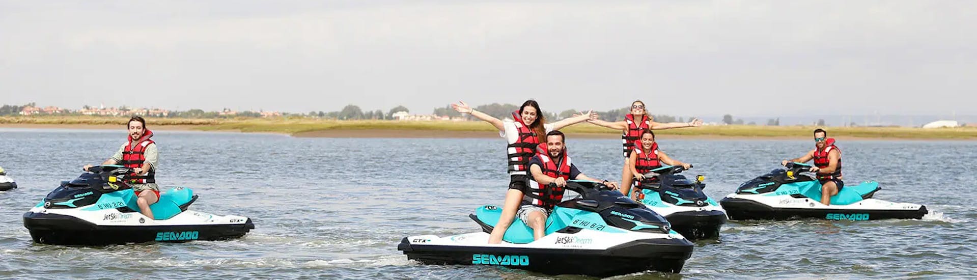 Eine Gruppe von Teilnehmern während eines spaßigen Stopps am Fluss Guadiana bei einer Jetski-Safari entlang des Flusses zwischen Spanien und Portugal mit Jet Ski Dreams Huelva.