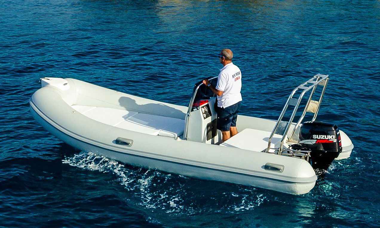 Alquiler de lanchas RIB en Cefalù (hasta 7 personas) con Marina Yachting Cefalù.