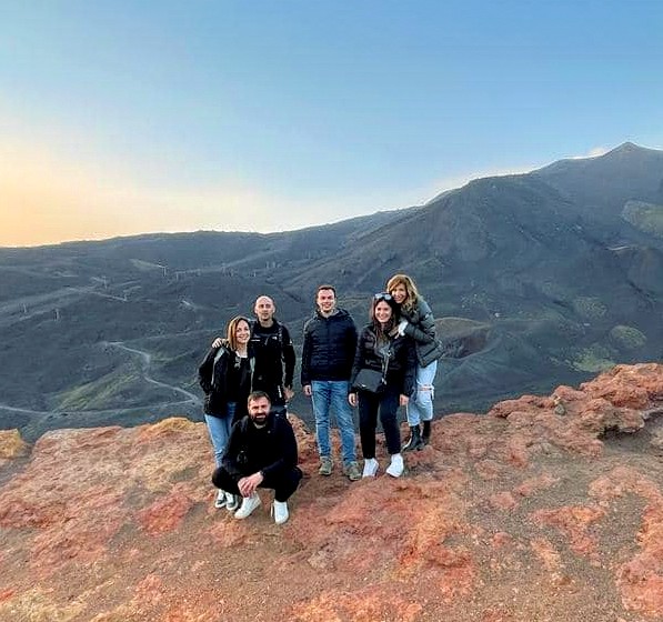 Een groep vrienden op de Etna tijdens de Jeep Tour op de Etna met typische lunch met Etna & Sea Excursions Catania.