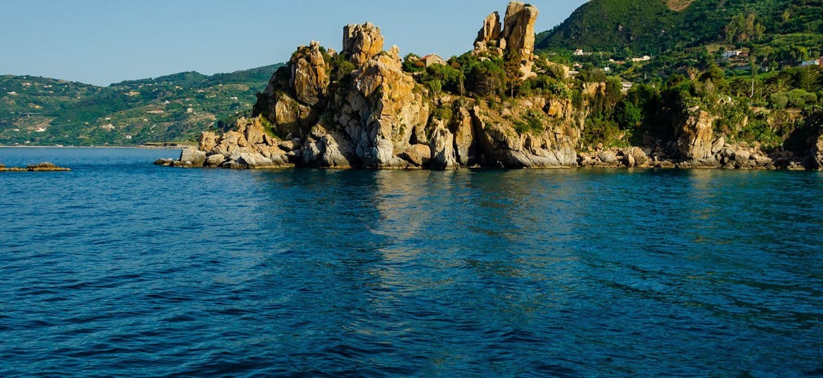 Bild der Küste von Cefalù, aufgenommen von einem Boot der Marina Yachting Cefalù des Bootsverleihs für bis zu 7 Personen.