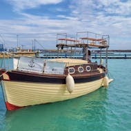 La nostra incantevole barca prima di partire per una gita in barca privata da Numana a Portonave con pranzo o cena con Me Piace Joy's Boat.