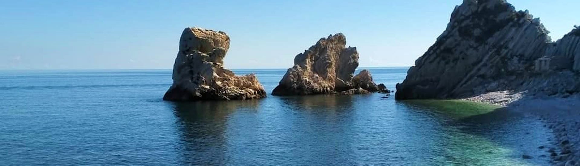Balade privée en bateau Numana - Spiaggia del Frate avec Baignade & Visites touristiques.