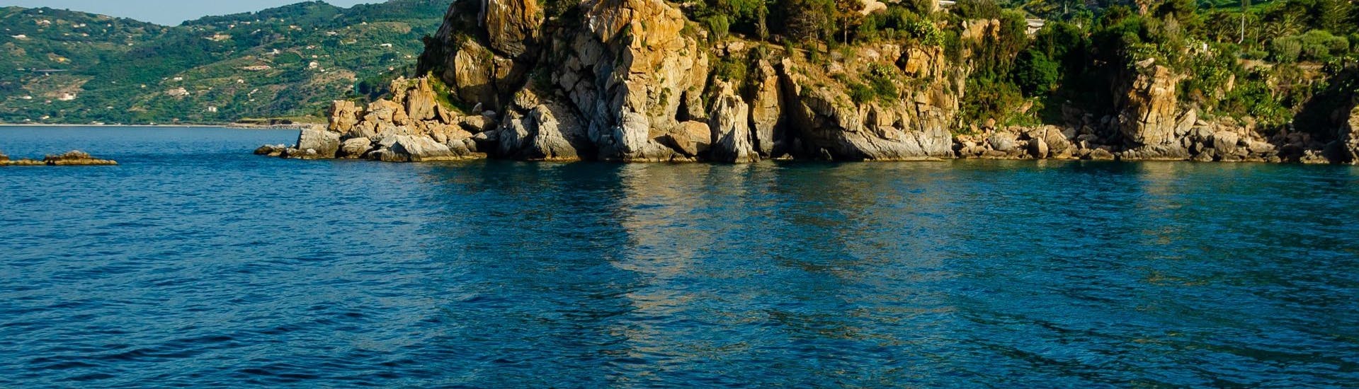 Foto van de kust van Cefalù genomen vanaf een boot van Marina Yachting Cefalù tijdens de privéboottocht langs de kust van Cefalù.