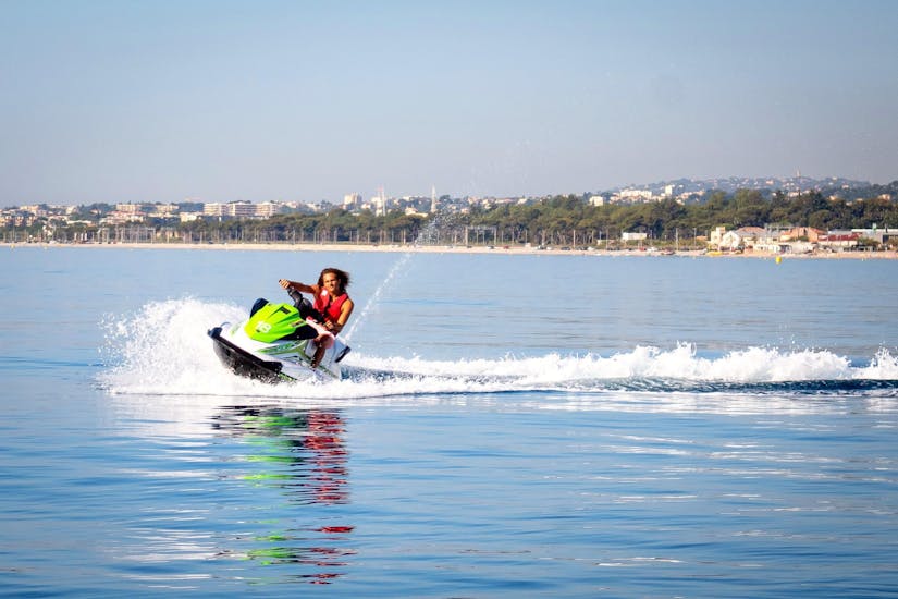 Un uomo si diverte mentre scia in moto d'acqua durante il suo tour con Jet Ski a Cagnes-sur-Mer vicino a Nizza con Cagnes Watersports.