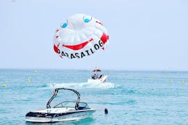 Un parachute est sur le point de se faire tracter pendant une activité de Parachute ascensionnel à Cagnes-sur-Mer avec Cagnes Watersports.