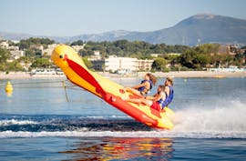 Freunde haben auf ihrem Sofa Ride und anderen Schlauchbooten in Cagnes-sur-Mer Spaß mit Cagnes Watersports.