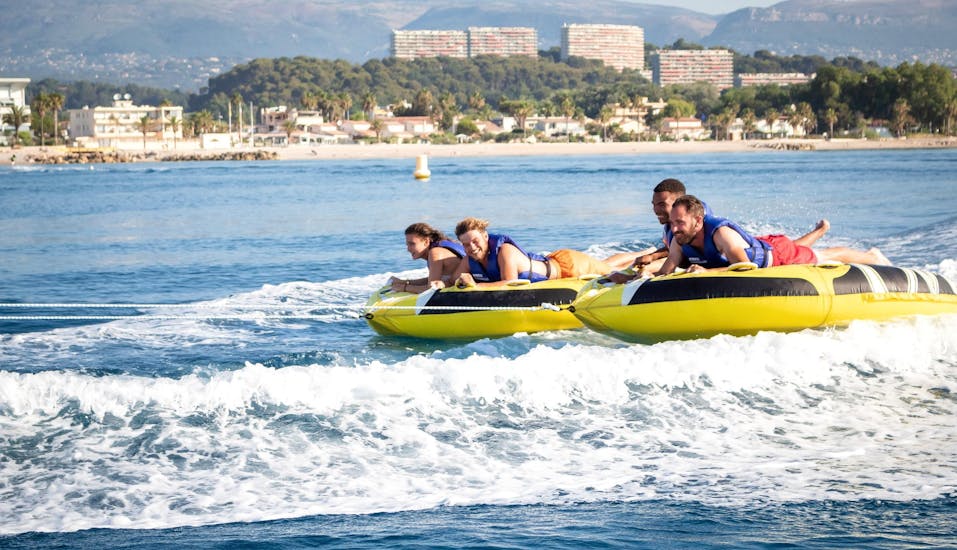 Friends are having fun on their ride with an Sofa Ride and More Towable Tubes in Cagnes-sur-Mer with Cagnes Watersports.
