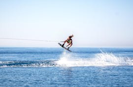 Un homme réalise un saut pendant sa sortie Wakeboard & Wakesurf à Cagnes-sur-Mer avec Cagnes Watersports.