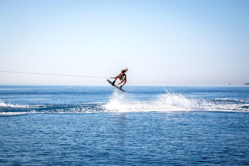 A man is doing a jump during his Wakeboarding & Wakesurfing tour in Cagnes-sur-Mer with Cagnes Watersports.