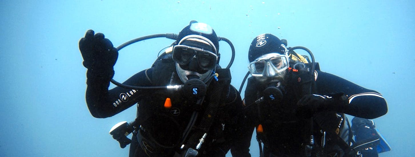 Dos amigos practicando durante una prueba de buceo en Sagres para principiantes con Pura Vida Divehouse.