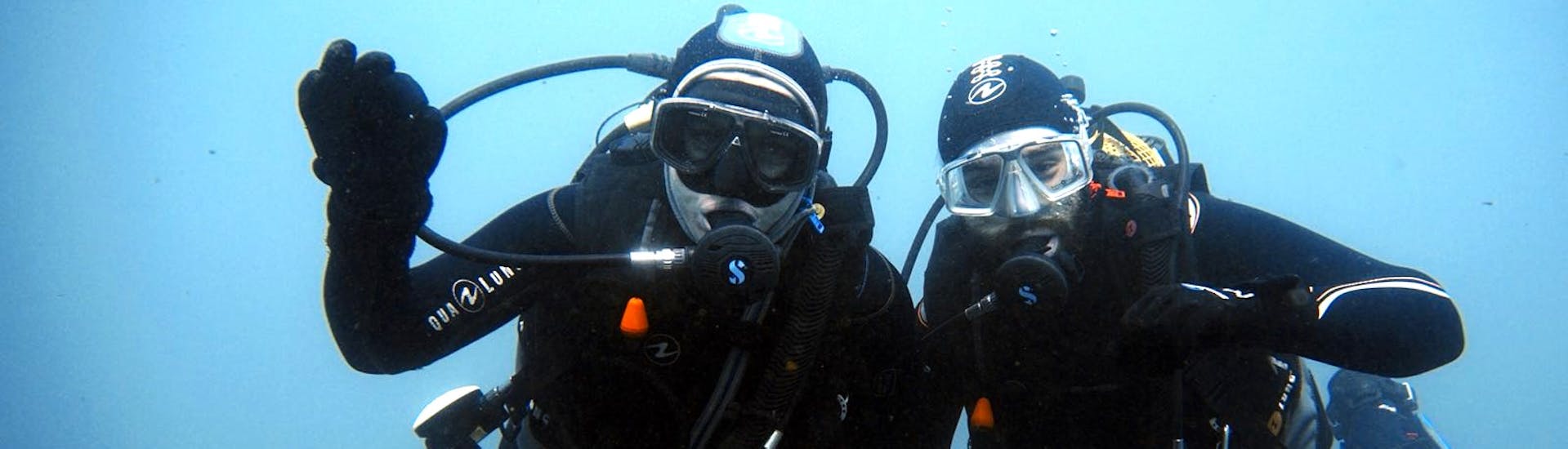 Dos amigos practicando durante una prueba de buceo en Sagres para principiantes con Pura Vida Divehouse.