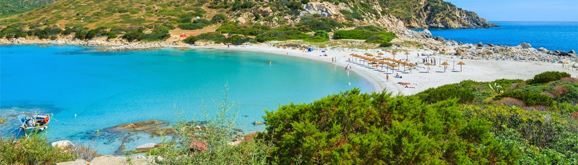 Blick auf einen Strand bei Villasimius mit türkisfarbenem Wasser und weißem Sand bei dem RIB Bootsverleih in Villasimius (bis 7 Personen).