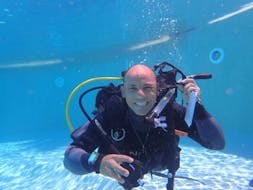 Un uomo che si immerge durante un corso di immersione PADI Open Water Diver a Sagres per principianti con Pura Vida Divehouse.