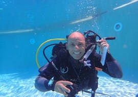 Un uomo che si immerge durante un corso di immersione PADI Open Water Diver a Sagres per principianti con Pura Vida Divehouse.