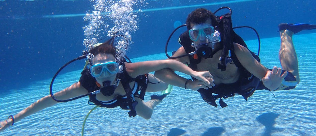 Zwei Freunde tauchen während eines PADI Open Water Diver-Kurses in Sagres für Anfänger mit Pura Vida Divehouse.