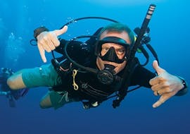 Een man die in de oceaan duikt tijdens een PADI Scuba Diver-cursus in Sagres voor beginners met Pura Vida Divehouse.
