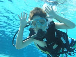 Un bambino che si immerge durante un corso di immersione PADI Bubblemaker per bambini (8-10 anni) a Sagres con Pura Vida Divehouse.