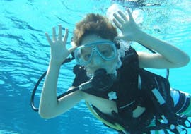 Un bambino che si immerge durante un corso di immersione PADI Bubblemaker per bambini (8-10 anni) a Sagres con Pura Vida Divehouse.