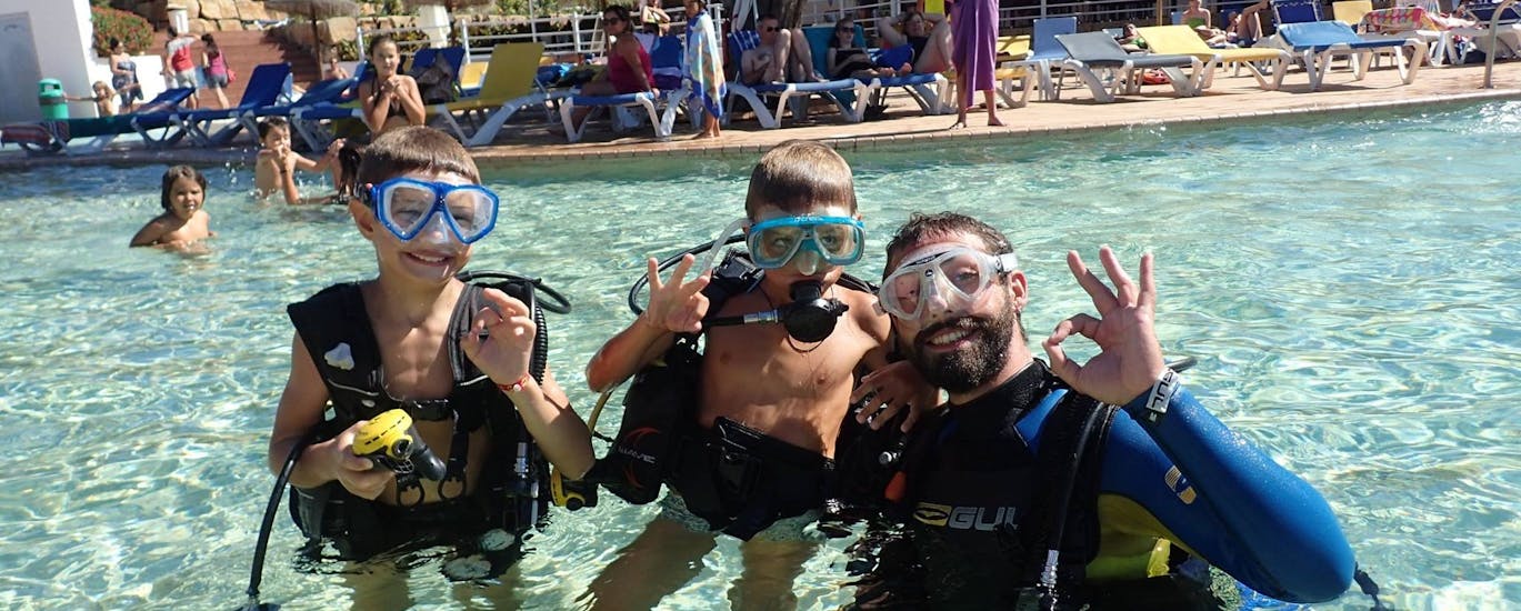 Two kids with their instructor during a PADI Bubblemaker Course for Kids (8-10 y.) in Sagres with Pura Vida Divehouse.