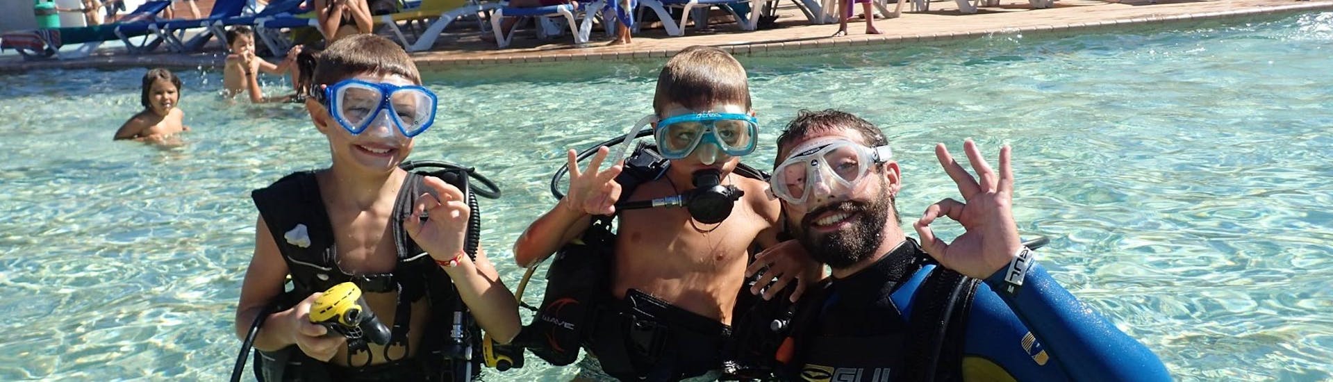 Due bambini con il loro istruttore durante un corso di immersione PADI Bubblemaker per bambini (8-10 anni) a Sagres con Pura Vida Divehouse.