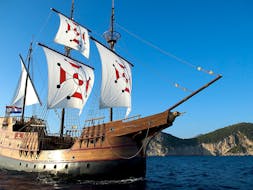 Foto della tradizionale barca Karaka, utilizzata per il giro in barca al centro storico di Dubrovnik con giro a piedi da Karaka Dubrovnik.