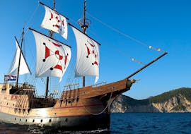 Foto des traditionellen Karaka-Bootes, das für die Bootstour zur Altstadt von Dubrovnik mit Rundgang von Karaka Dubrovnik verwendet wird.