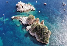 Gli splendidi Faraglioni di Scopello possono essere ammirati durante la gita in barca da Castellamare alla Riserva dello Zingaro con Mare and More.