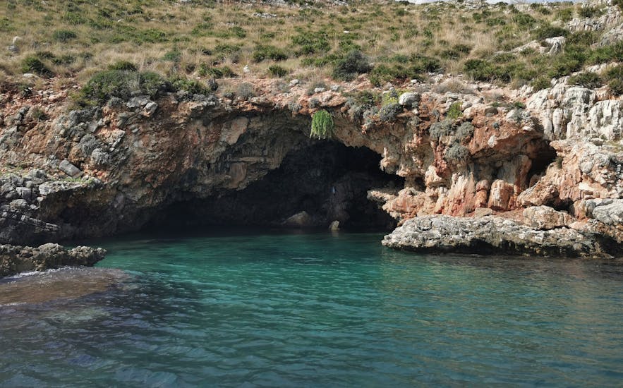 La côte de la réserve du Zingaro possède de nombreuses grottes magnifiques qui peuvent être admirées pendant lBalade en bateau de Castellamare à la réserve du Zingaro avec Mare and More Tour Trapani.