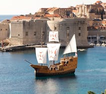 Het traditionele 16e-eeuwse Karaka-schip op het water tijdens de boottocht rond de Elaphiti-eilanden met Karaka Dubrovnik.