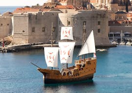 Het traditionele 16e-eeuwse Karaka-schip op het water tijdens de boottocht rond de Elaphiti-eilanden met Karaka Dubrovnik.