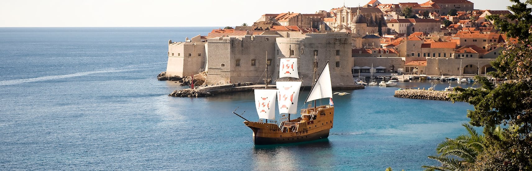 Das traditionelle Karaka-Schiff auf dem Wasser während der Bootstour um die Elaphiten-Inseln von Karaka Dubrovnik.