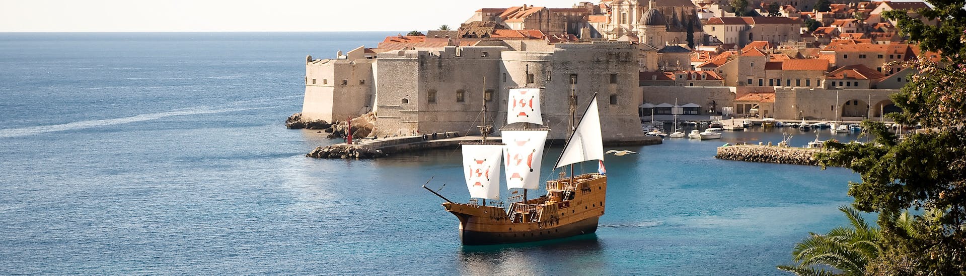 The traditional Karaka boat on the water before the sunset with Karaka Dubrovnik.