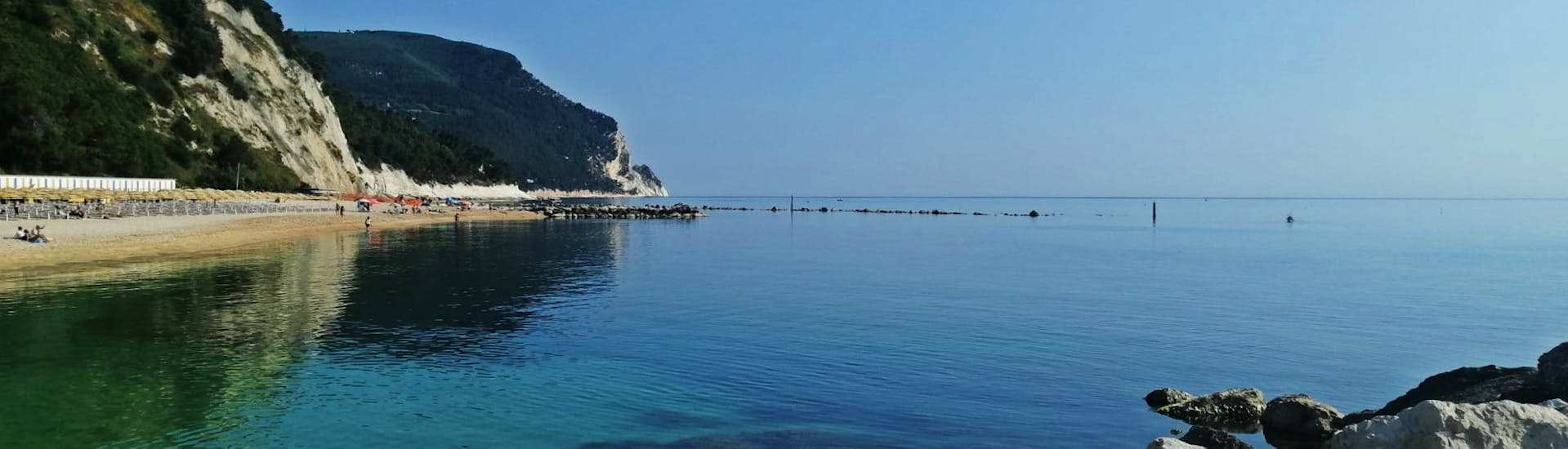 Imagen del mar de Conero Riviera tomada durante el Paseo en Barco desde Numana por Conero Riviera con Aperitivo con Conero Beautiful Boats Numana.