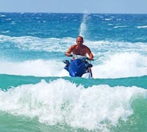 Un uomo fa Jet Ski sulla spiaggia di Kefalos, sull'isola di Kos, con il Water Club Poseidon Kos.