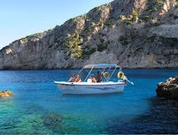 Famille lors de la Location de bateau sur la plage de Kefalos à Kos  (jusqu'à 5 personnes) avec Water Club Poseidon Kos.
