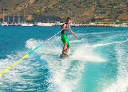 Ein Mann fährt Wakeboard am Kefalos Beach auf der Insel Kos mit dem Water Club Poseidon.