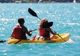 Le persone stanno facendo un noleggio di kayak da mare sulla spiaggia di Kefalos con il Water Club Poseidon Kos.