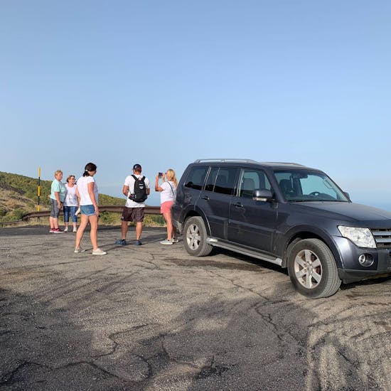 Delle persone vicino alla macchina di Etna & Sea Excursions Catania durante il Tour in Jeep sull'Etna al mattino con degustazione di prodotti locali.