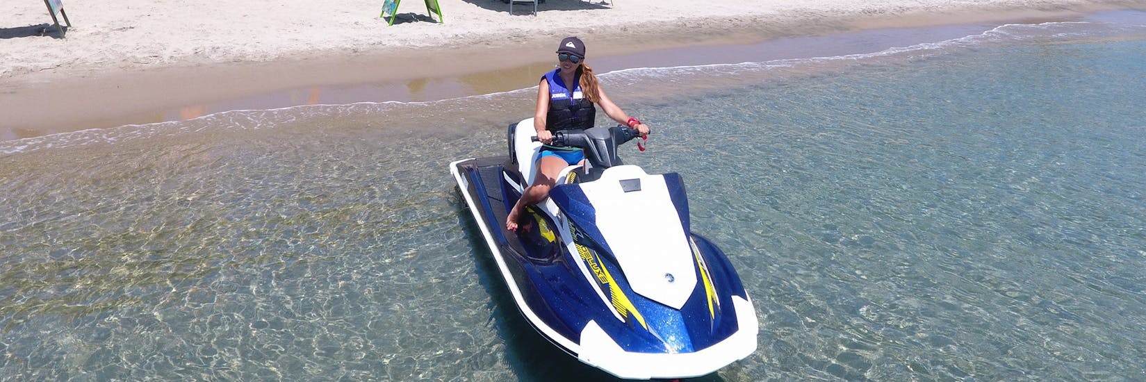 Una mujer en una moto de agua en Paradise Beach en Kos, con Water Club Paradise Beach Kos.