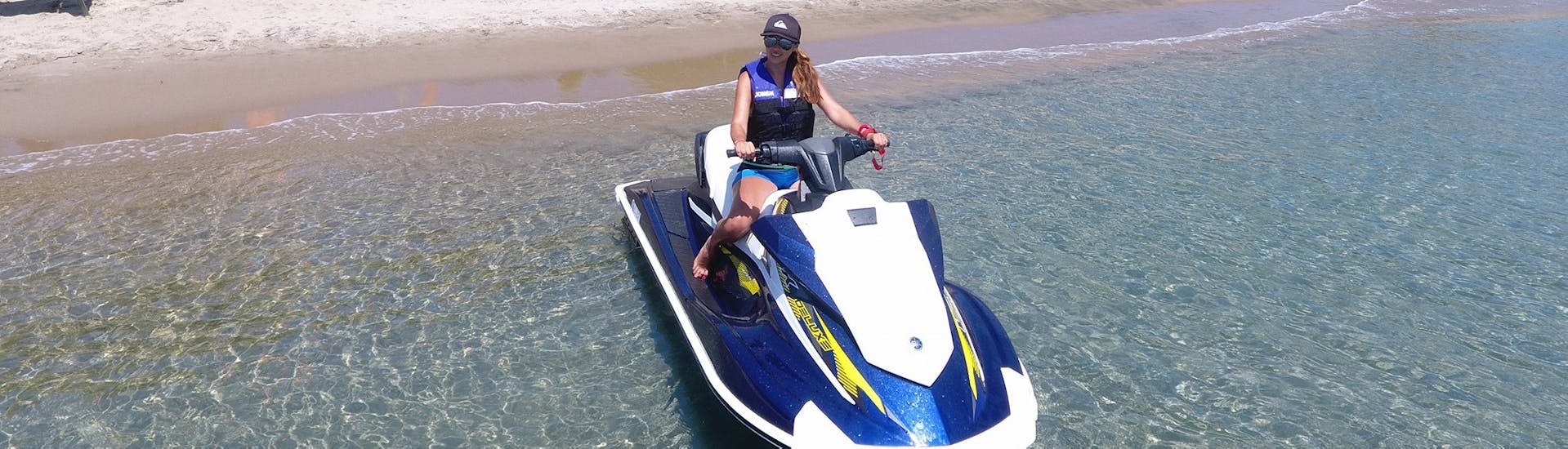 Una mujer en una moto de agua en Paradise Beach en Kos, con Water Club Paradise Beach Kos.