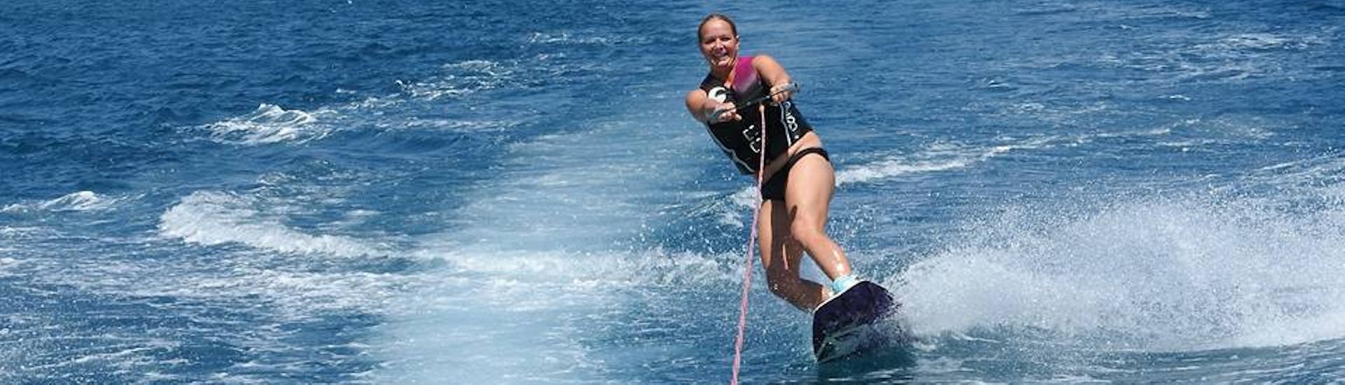 Una donna in acqua mentre fa wakeboard e wakesurf a Paradise Beach a Kos con il Water Club Paradise Beach Kos.