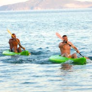 Zwei Männer in Kajaks vom Kajakverleih am Paradise Beach in Kos mit Water Club Paradise Beach Kos.