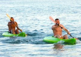 Dos chicos con un kayak de aquiler en Paradise Beach en Kos, con Water Club Paradise Beach Kos.