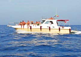 Foto di una barca di San Vito Sea & Sub Service scattata durante la Gita in barca alla Riserva dello Zingaro e ai Faraglioni di Scopello.